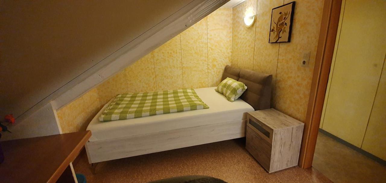 Sonnige Ruhige Dachzimmer Inkl Wifi Plus Kaffee Mit Wg Dusche Und Neuer Kueche Леррах Екстер'єр фото