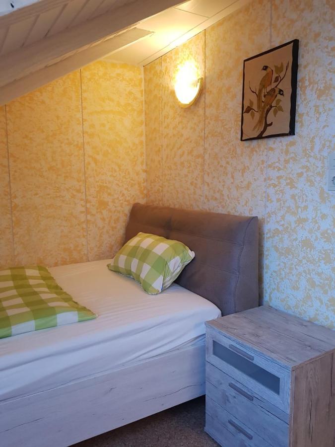 Sonnige Ruhige Dachzimmer Inkl Wifi Plus Kaffee Mit Wg Dusche Und Neuer Kueche Леррах Екстер'єр фото