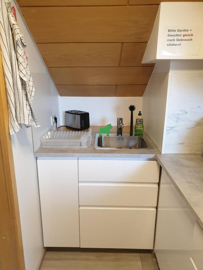 Sonnige Ruhige Dachzimmer Inkl Wifi Plus Kaffee Mit Wg Dusche Und Neuer Kueche Леррах Екстер'єр фото
