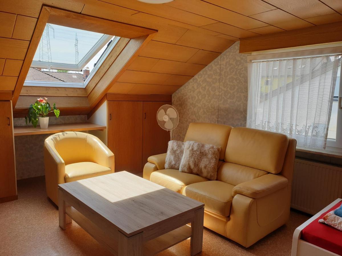 Sonnige Ruhige Dachzimmer Inkl Wifi Plus Kaffee Mit Wg Dusche Und Neuer Kueche Леррах Екстер'єр фото