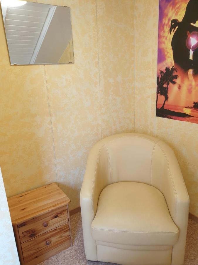 Sonnige Ruhige Dachzimmer Inkl Wifi Plus Kaffee Mit Wg Dusche Und Neuer Kueche Леррах Екстер'єр фото